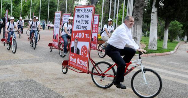 MHP’li Özdağ seçim vaatlerini bisikletle anlatıyor