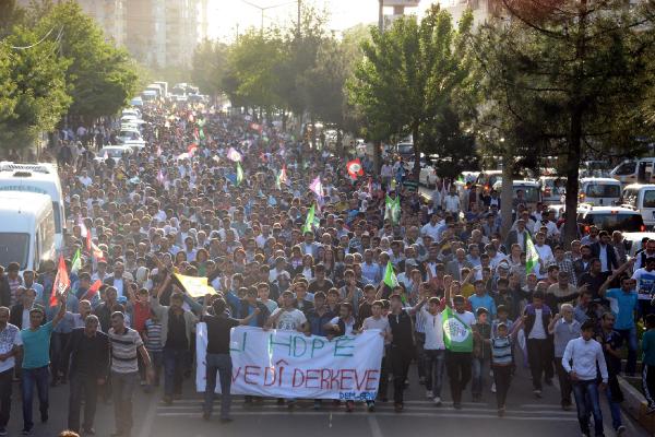 Diyarbakır’da HDP’ye saldırılar protesto edildi