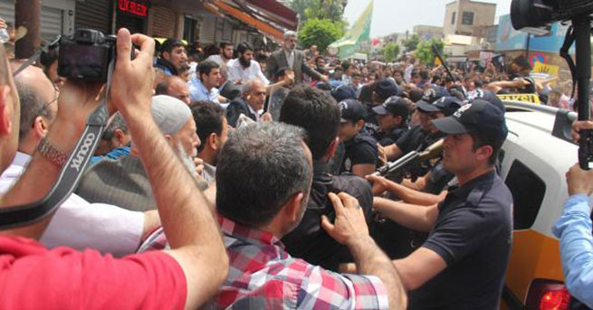 Diyarbakır’da Mursi gerginliği