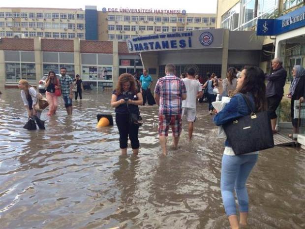 İzmir yağmur hayatı felç etti