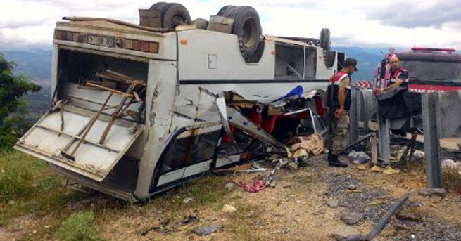 İşçileri taşıyan minibüs devrildi: 1 ölü, 20 yaralı