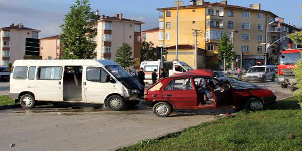 Otomobil minibüsle çarpıştı: 1 ölü, 5 yaralı