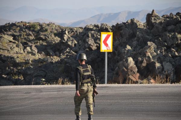 Tendürek Dağı’nda yol kesen PKK, asker ile çatıştı