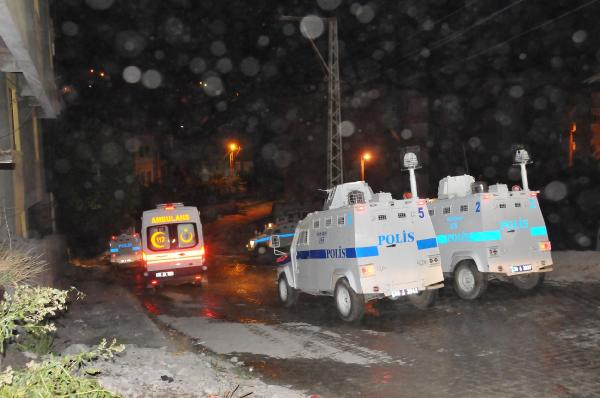 Hakkari’de polis lojmanları ve TOMA aracına bombalı saldırı