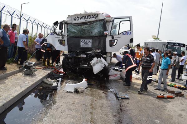 Kamyon durakta yolcu alan otobüse çarptı: 14 yaralı