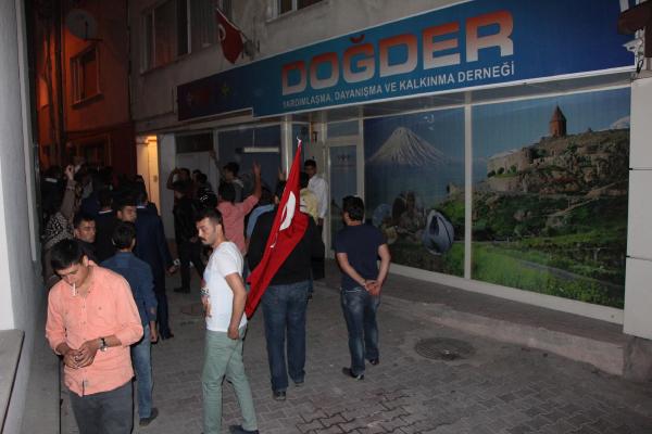 Bolu’da dernek binası önünde terör tepkisi