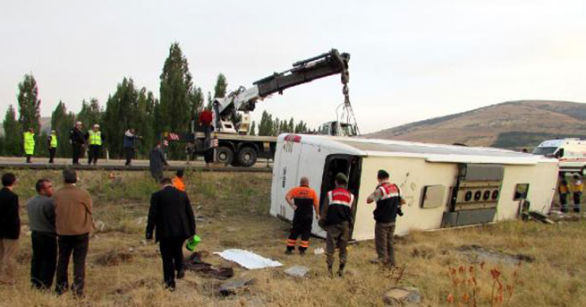 Yolcu otobüsü devrildi: 1 ölü, 32 yaralı