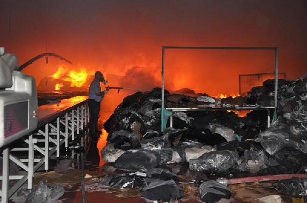 Tekstil fabrikası alev alev yandı