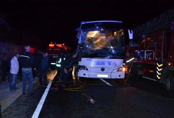 Yolcu otobüsü TIR’a çarptı: 11 yaralı
