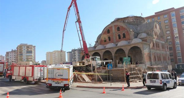 Kahramanmaraş’ta cami inşaatı çöktü: Yaralılar var