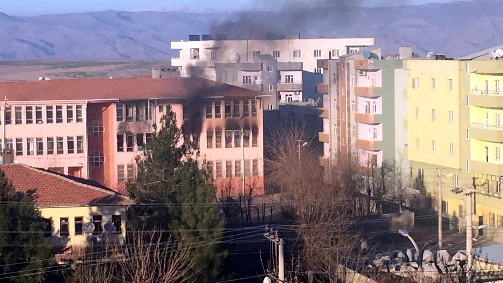 PKK’lılar, İdil’de okulu ateşe verdi
