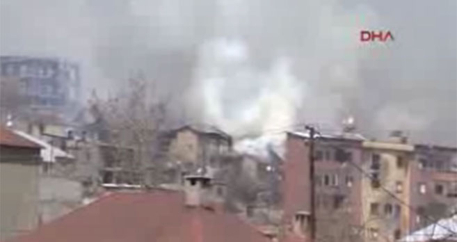 Yüksekova’da PKK’lılar birçok evi ateşe verdi