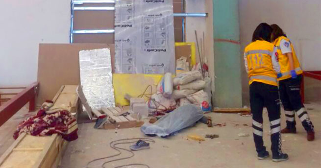 Suriyeli inşaat işçileri 10 metreden düştü: 1 ölü, 1 yaralı