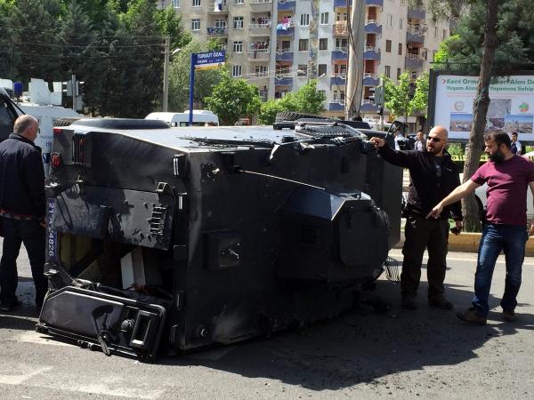 Diyarbakır’da zırhlı polis aracı takla attı: 4 yaralı