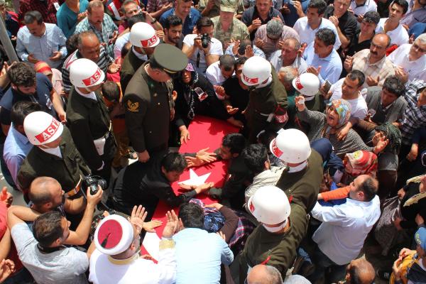 Şehit uzman çavuş Mert’i, Kırıkhan’da 10 bin kişi uğurladı