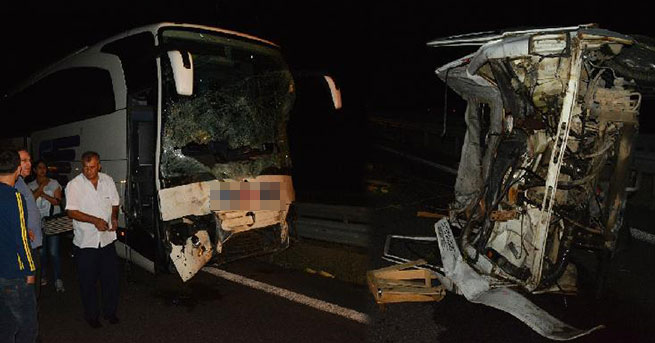 Yolcu otobüsü devrilen kamyonete çarptı: 4 yaralı