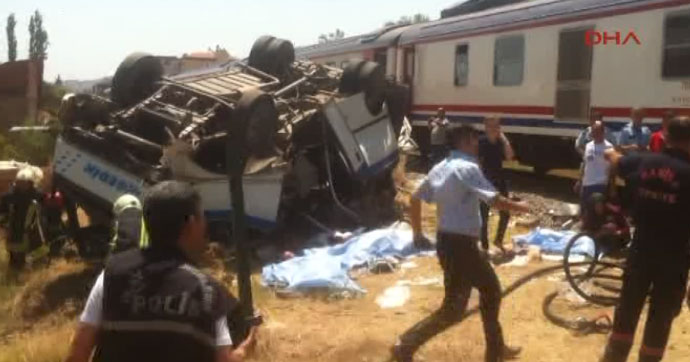 Tren, işçileri taşıyan minibüse çarptı!.. 6 ölü!