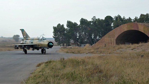 Suriye’de savaş uçağı düştü! Pilot esir alındı