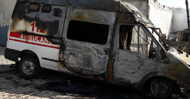 PKK’lılar ambulansları yakıp kaçtı