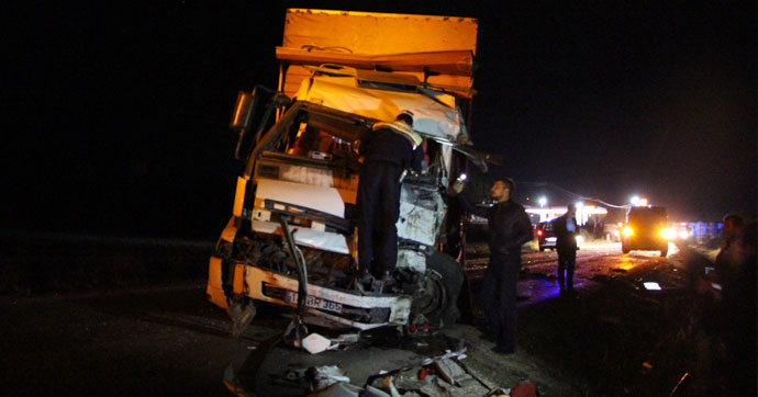 İşçi servisi ile kamyon çarpıştı!.. 1 ölü, 39 yaralı!