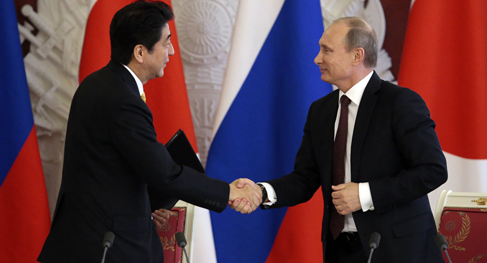 Abe ve Putin, Peru’da ‘senli benli oldu’