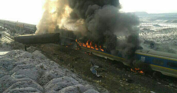 İran’da iki yolcu treni çarpıştı!