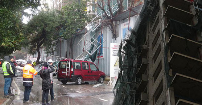 Fırtına, Kadıköy’de inşaat iskelesini devirdi