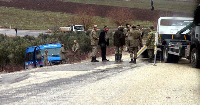 Askeri araç devrildi: 2 asker yaralı