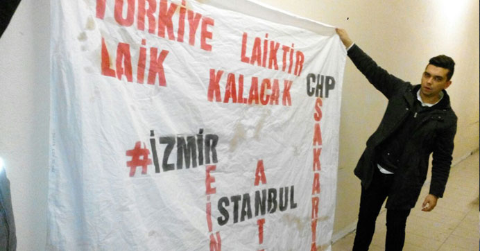 ‘Türkiye laiktir, laik kalacak’ pankartı açan 3 genç tartaklandı