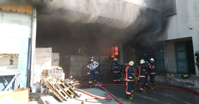 İstanbul’da boya fabrikası deposunda yangın!