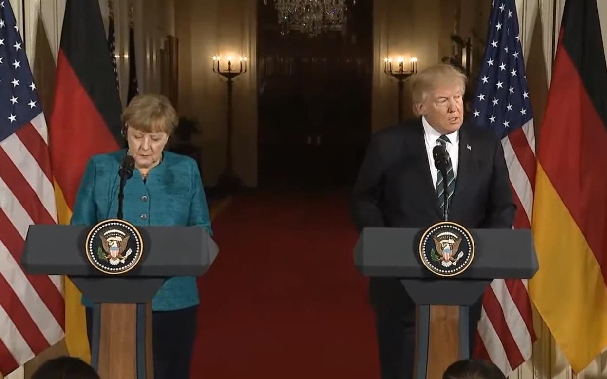 Trump-Merkel görüşmesinde ‘Tokalaşma krizi’