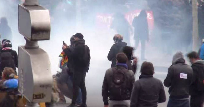 Paris’te polis şiddetine karşı olaylı protesto!