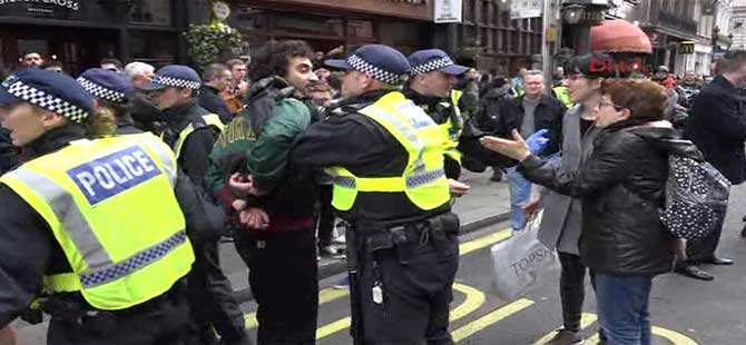 Londra’daki terör protestosunda arbede