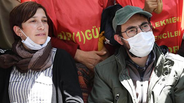 Açlık grevi yapan akademisyen Nuriye Gülmen ile öğretmen Semih Özakça gözaltına alındı