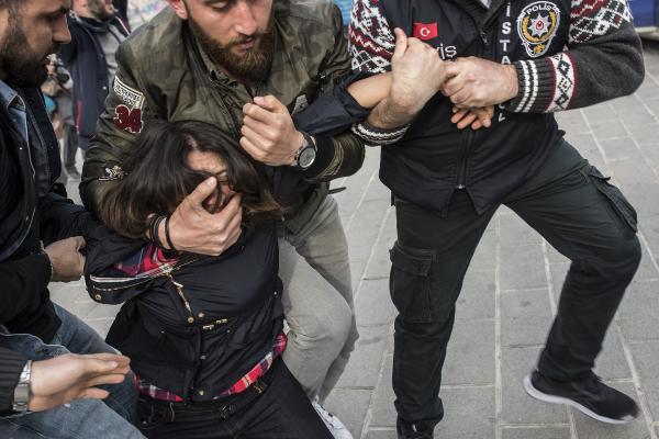 Taksim’de gözaltı