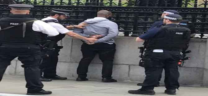 İngiltere parlamentosu yakınında bıçaklı kişi alarmı