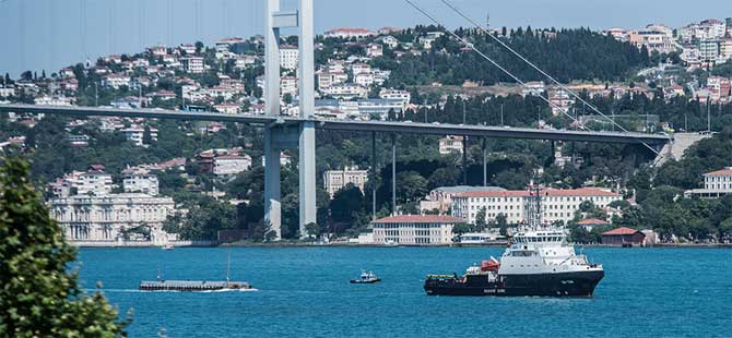 Rus arama-kurtarma gemisi İstanbul Boğazı’ndan geçti