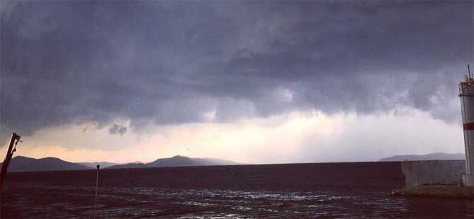 Fırtına, Marmara ve Avşa’daki tatilcileri korkuttu