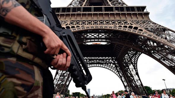 Paris’te bıçaklı saldırı paniği