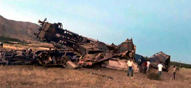 Elazığ’da yük treni devrildi: 2 ölü