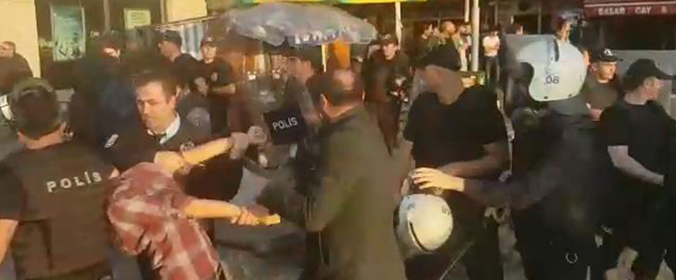 Protestoculara polis müdahalesi