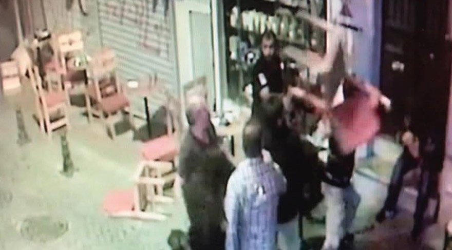 Kadıköy’de sandalyeli kavga: 2 yaralı