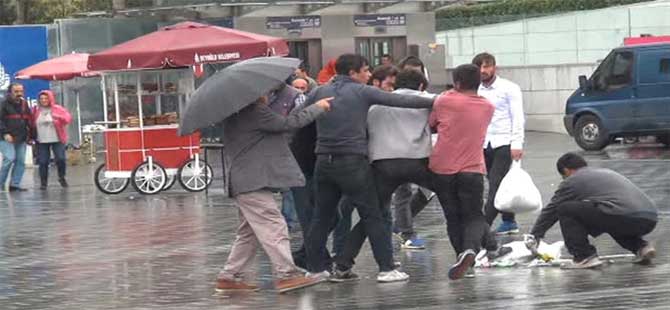 Taksim’de şemsiye satıcılarının meydan kavgası
