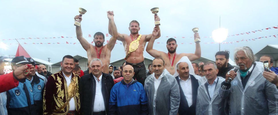 ‘Sarı Fırtına’ lakaplı İsmail Balaban Arnavutköy Yağlı Güreş şampiyonu oldu