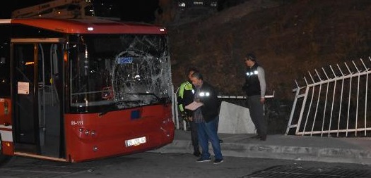 İki otobüs arasında sıkışan sürücü yaşamını yitirdi