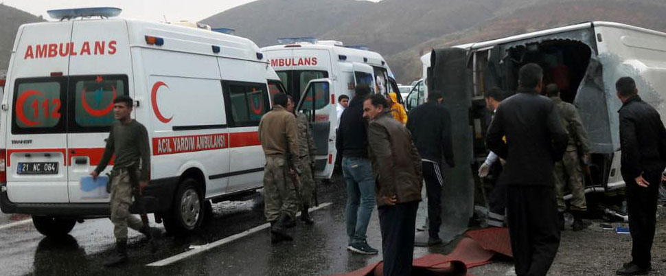 Diyarbakır’da yolcu midibüsü devrildi: 2 ölü
