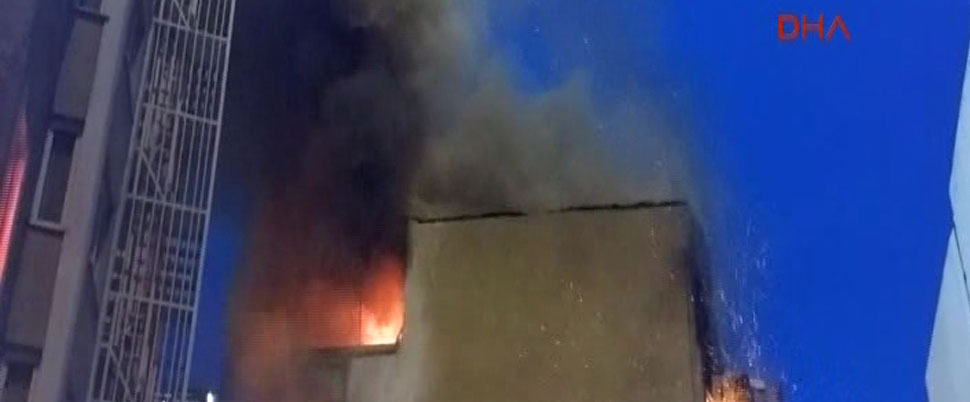 Beyoğlu’nda 3 katlı bina alev alev yandı