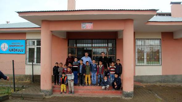 Berber kardeşler, 30 köyde 400 öğrenciyi ücretsiz tıraş etti