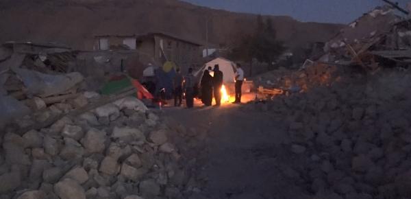 İranlı depremzedelerin zorlu gece yaşamı
