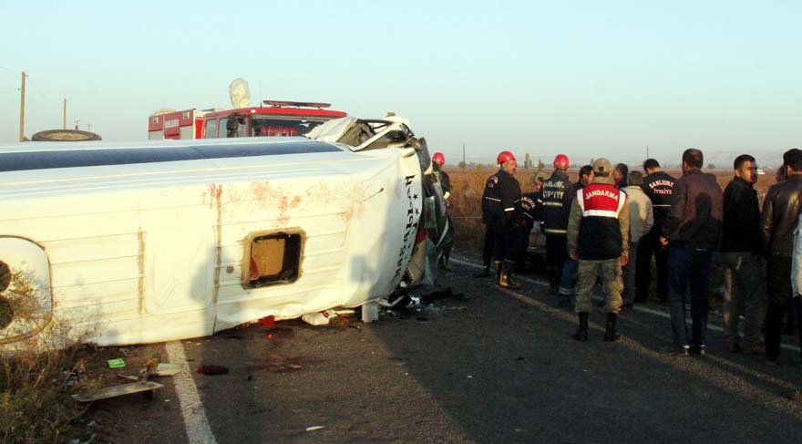 Sera işçilerini taşıyan minibüs ile otomobil çarpıştı: 2 ölü, 18 yaralı